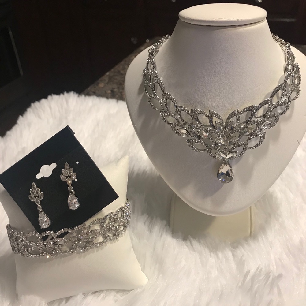 White Diamond Necklace Set